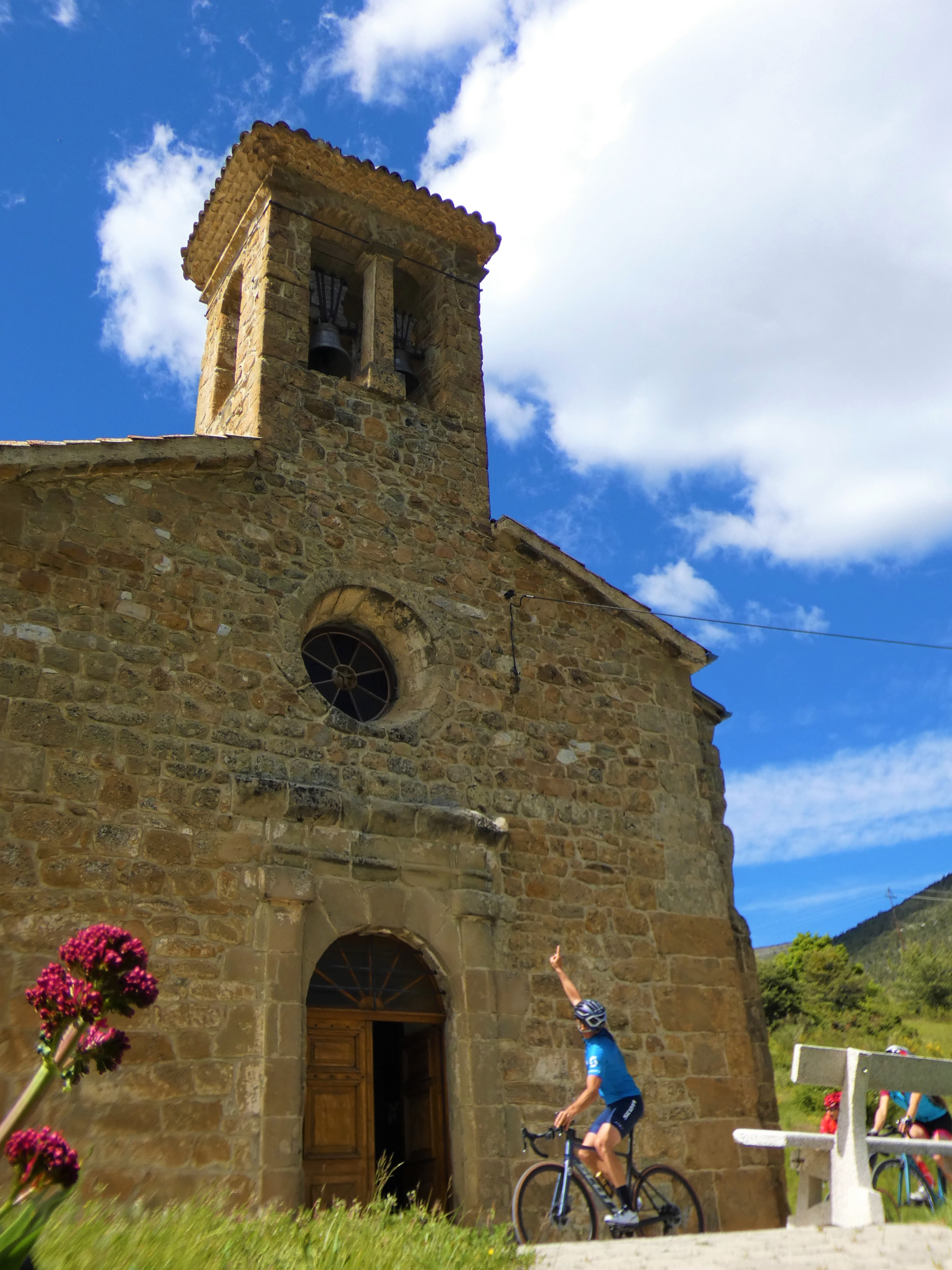 Cycliste devant l&apos;église de Montmorin